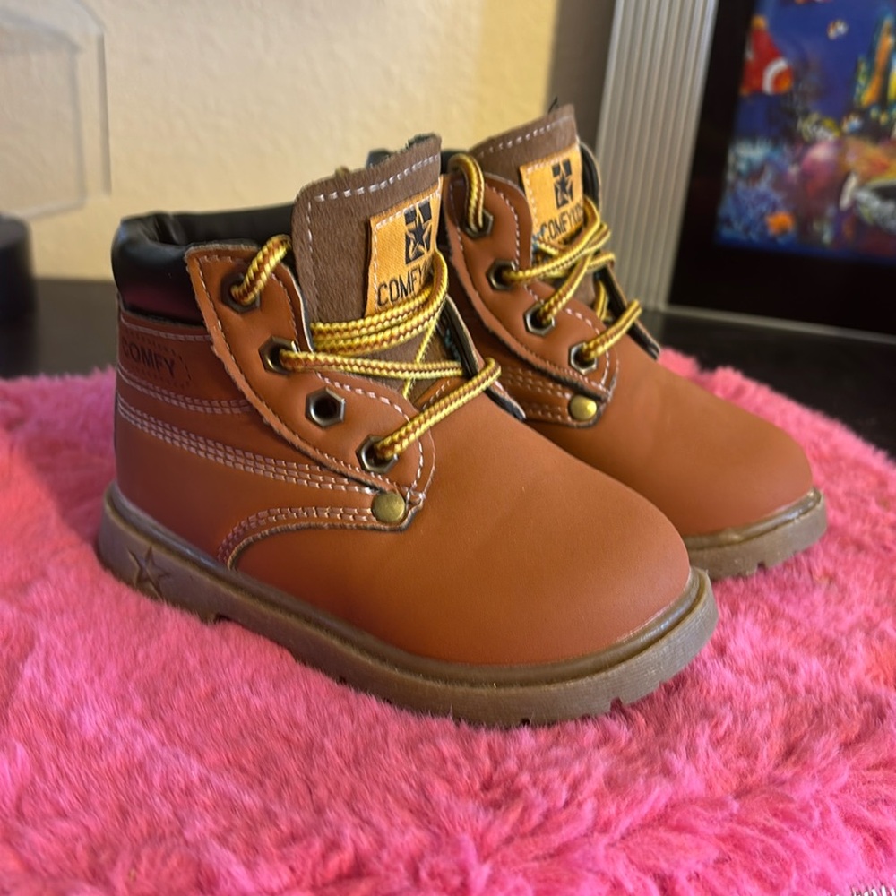 NWOT Comfy Kids Boys carpenter style boots with plaid interior lining. Size 25 o